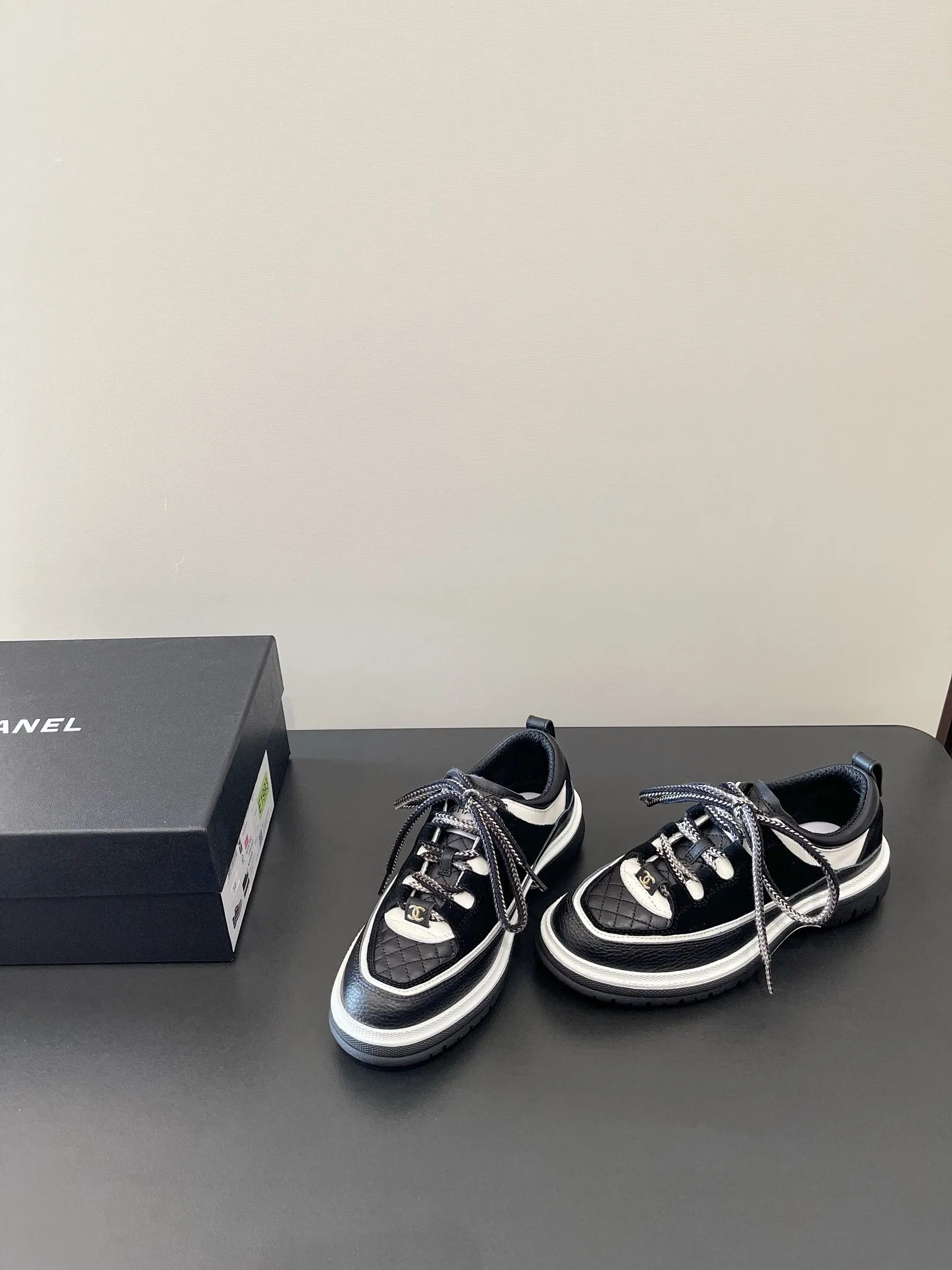👟👟Ex-factory price 560👟👟 𝐂𝐇𝐀𝐍𝐄𝐋 Chanel's latest diamond lace sports sneakers in new colors ✔️ Full cowhide leather surface. The new color matching fabric adds many elements to make it look very delicate. When you put it on, your legs will become longer in seconds. The authentic replica of the counter. The upper part can be said to be really super good! Size: 35-41 original packaging